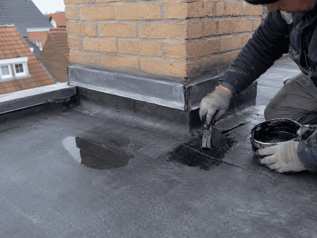 Réparation localisée d’une fuite autour d’un raccord de toiture plate