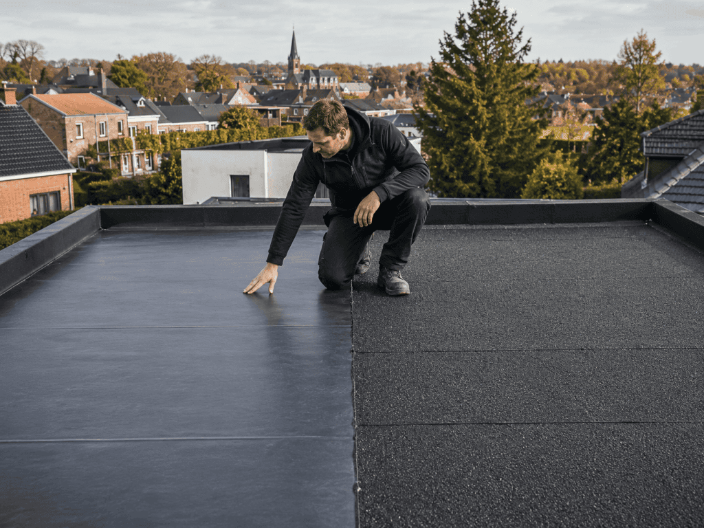 Comparaison entre membrane EPDM et roofing bitumineux sur une toiture plate